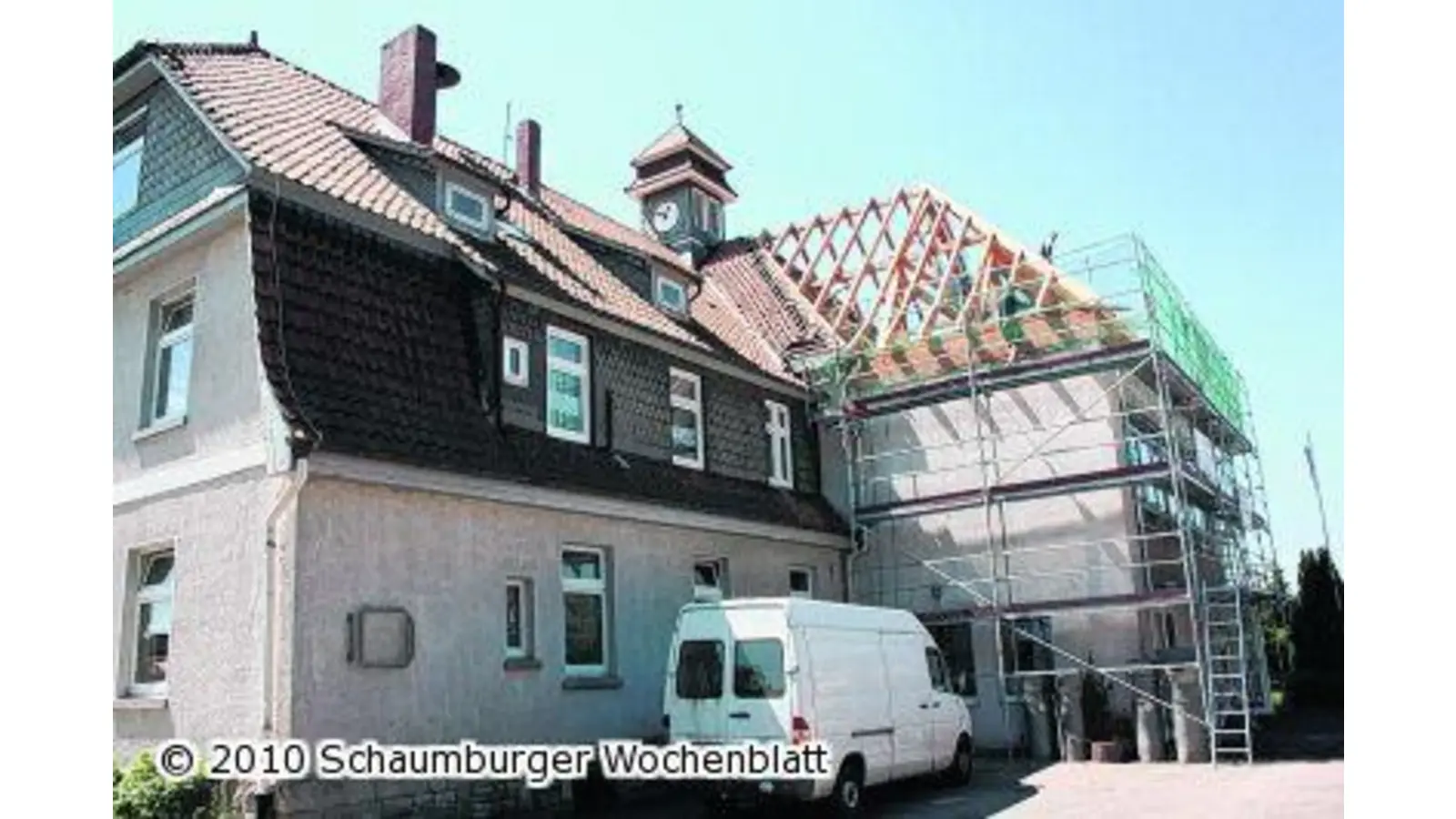 Anbau der Schule erhält ein Walmdach (Foto: tt)