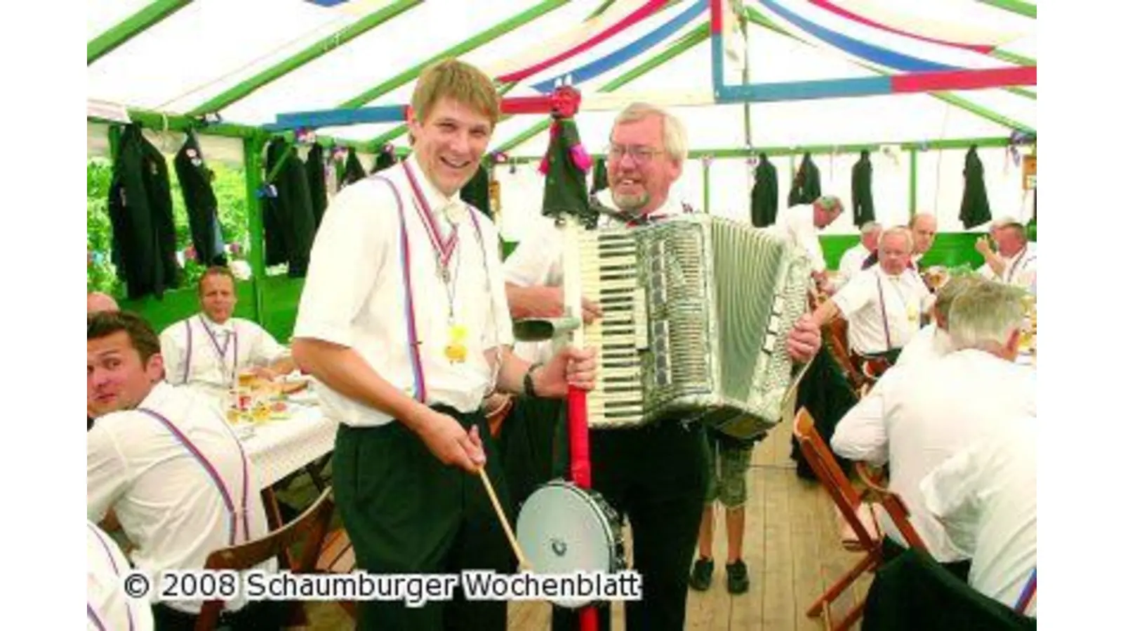 Ex-Major Gerd Hasse trägt die Rottlanze (Foto: bb)