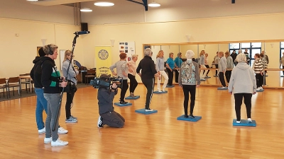Das NDR-Team (li.) bei den Aufnahmen während des Trainings der Ultra-Oldies im VfL. (Foto: gk)