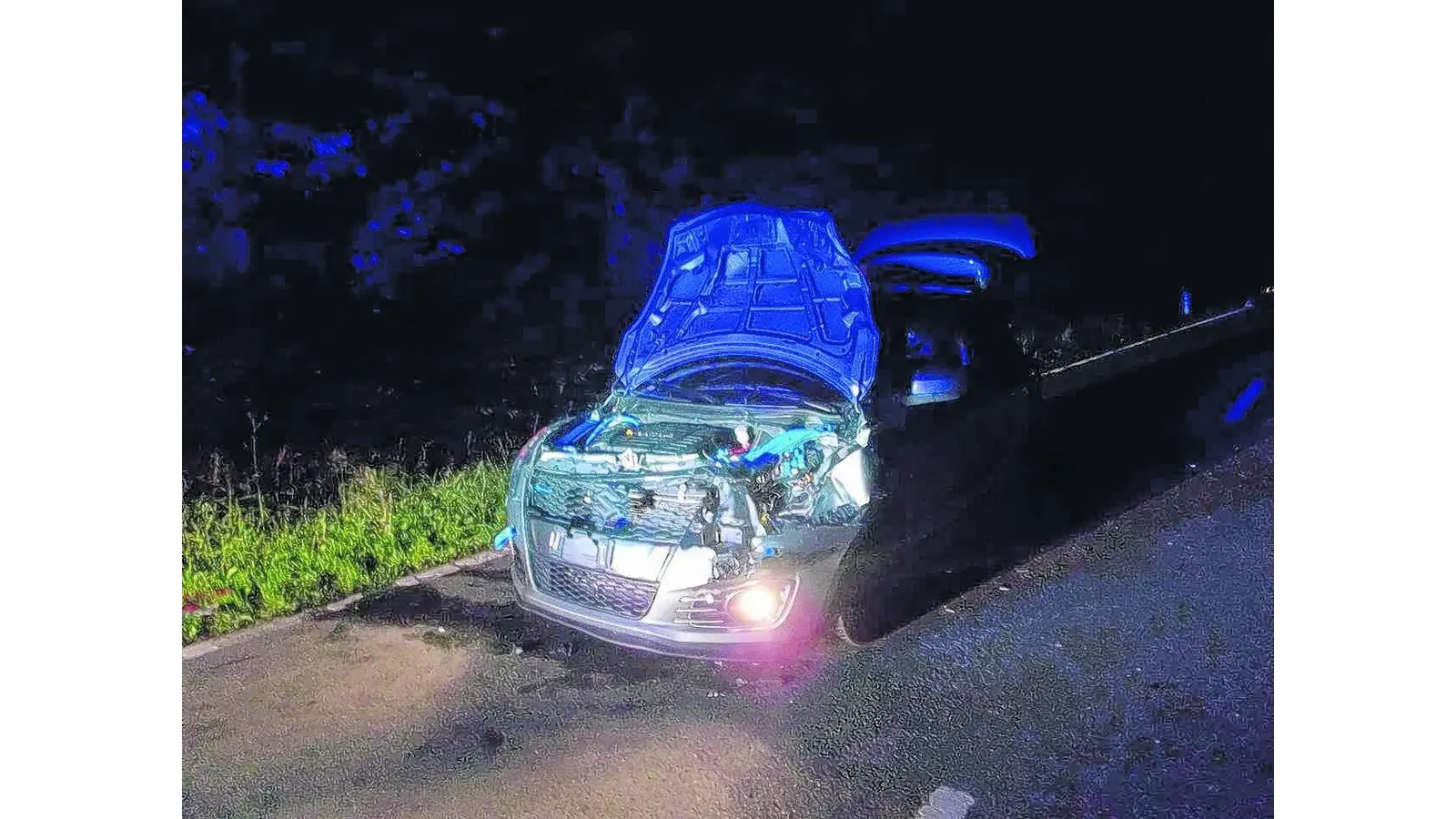 Auto trifft auf Hirschkuh (Foto: red)