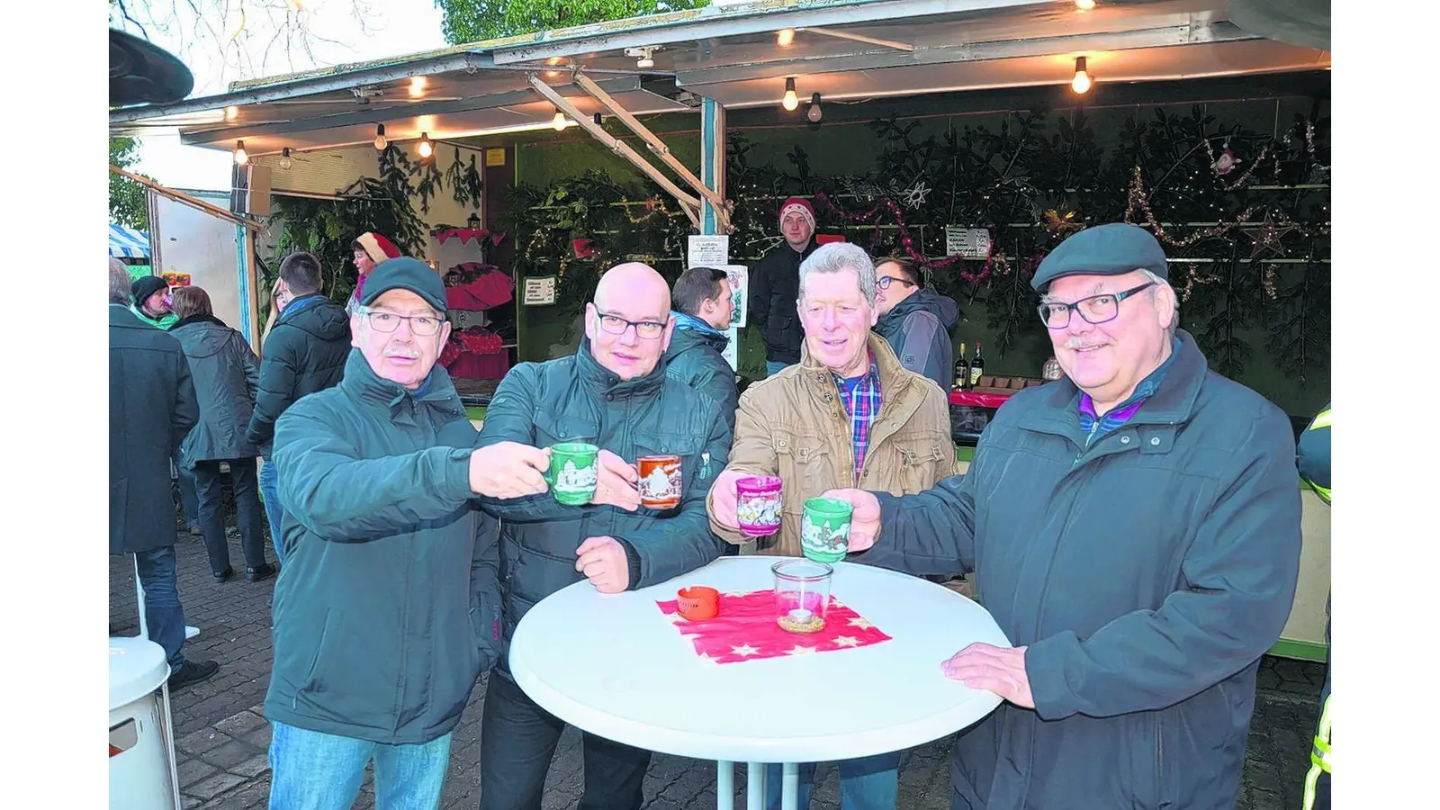 Gemütlicher Weihnachtsmarkt am Gerätehaus (Foto: bt)