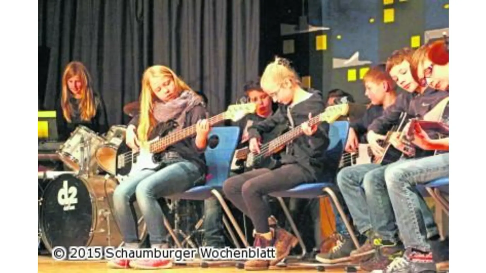 Kunterbuntes Bandkonzert rockt die Schule (Foto: red)