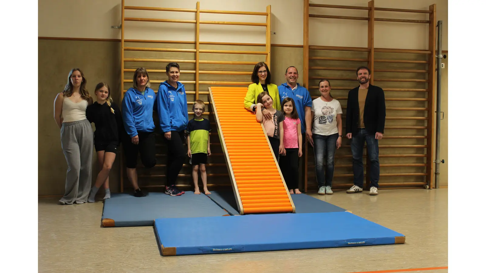 Der SV Wölpinghausen freut sich auf neue Bodenmatten. BKK24-Regionalleiter Dennis Busche (rechts) brachte den Scheck vorbei. (Foto: privat)