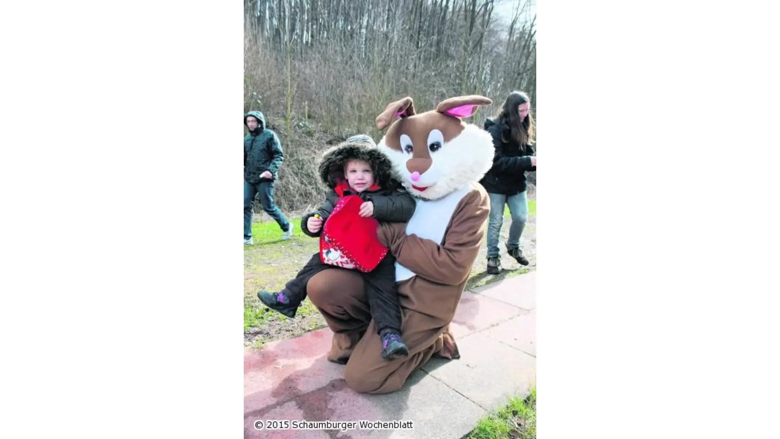 Die Milchschnitten locken viele Besucher zum Osterfeuer (Foto: us)