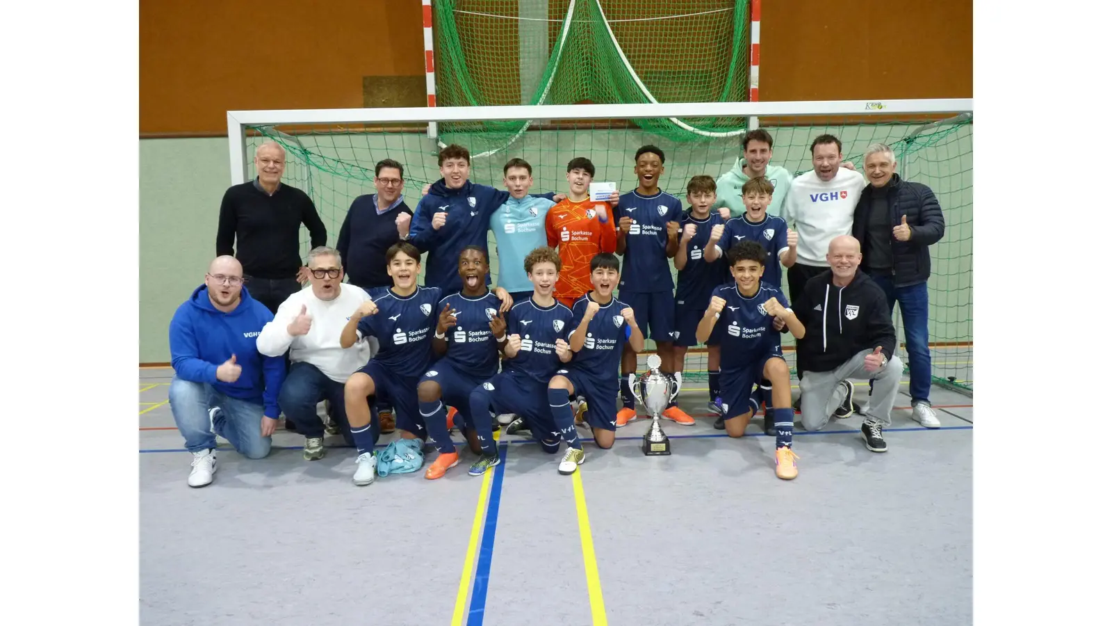 Sieger VGH-Cup 2026 VfL Bochum (Team VfL Bochum mit Vertretern VGH: Marco Krey, Jens u. Moritz Everding, VGH-Vertriebsleiter Stefan Mogwitz, Bürgermeister Axel Wohlgemuth, VfL Präsident Martin Brandt und Fußballabteilungsleiter Stephan Brandt. (Foto: privat)