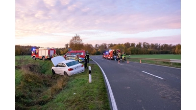 Das Fahrzeug wird abgeschleppt, Personen werden an der Unfallstelle nicht angetroffen.  (Foto: Jedamzik)