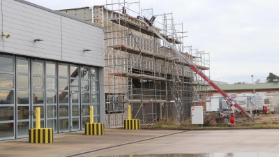 Auf dem Fliegerhorst: Die Fahrzeughalle wird um drei Stellplätze erweitert.  (Foto: gi)