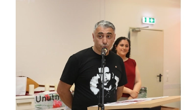 Ahmet-Özhan Ulutas, Vorsitzender des „Alevitischen Kulturzentrums”, blickt gemeinsam mit Elisa Yildirim auf die Entwicklung der Gemeinde zurück.  (Foto: bb)