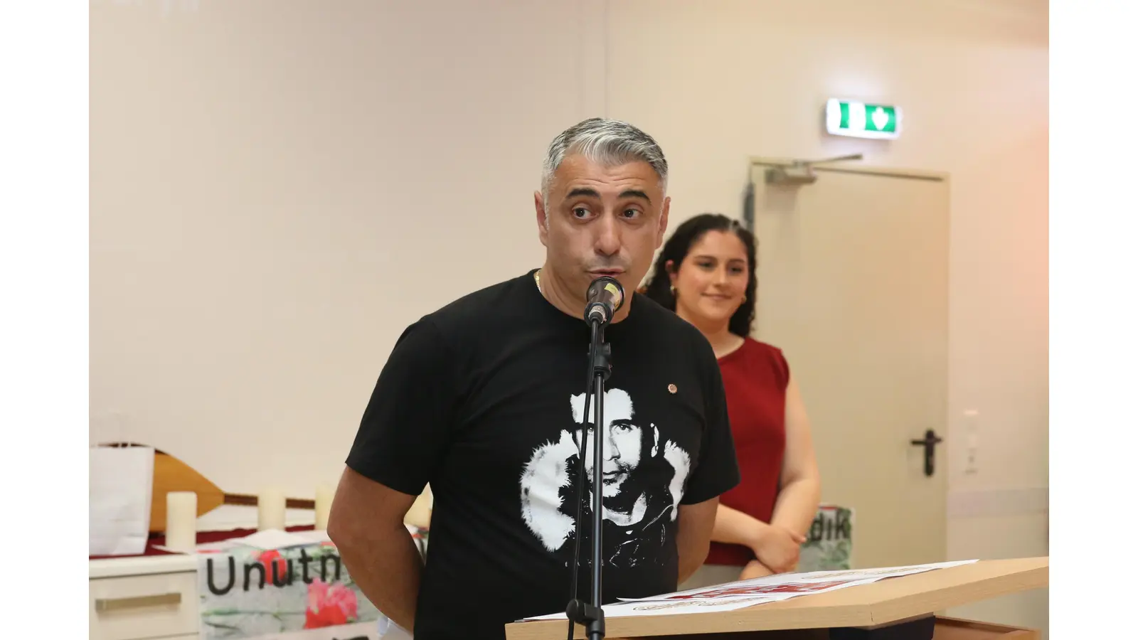 Ahmet-Özhan Ulutas, Vorsitzender des „Alevitischen Kulturzentrums”, blickt gemeinsam mit Elisa Yildirim auf die Entwicklung der Gemeinde zurück.  (Foto: bb)