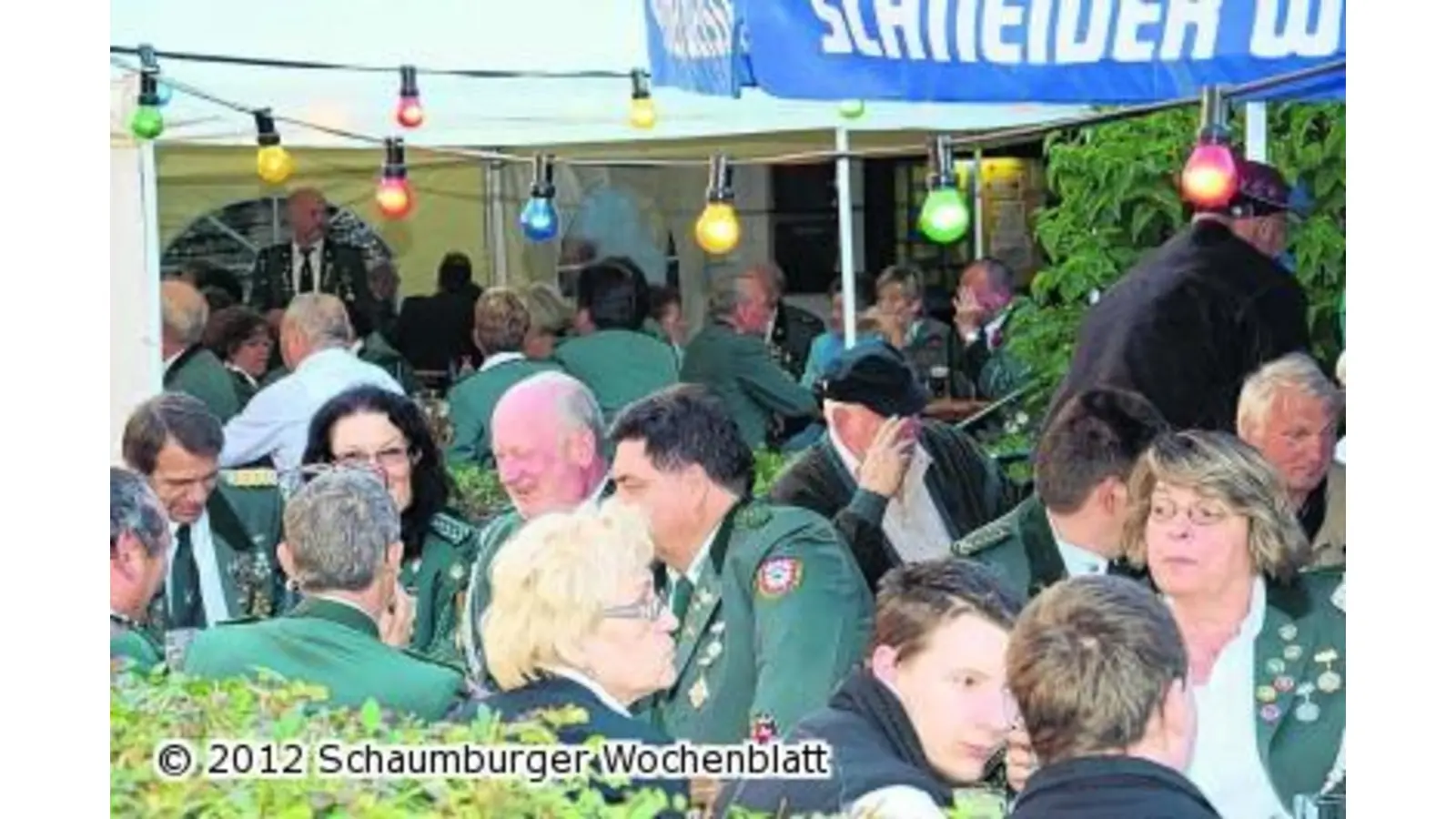 Die Feuerwehr holt sich den wuchtigen Wanderpokal ab (Foto: red)