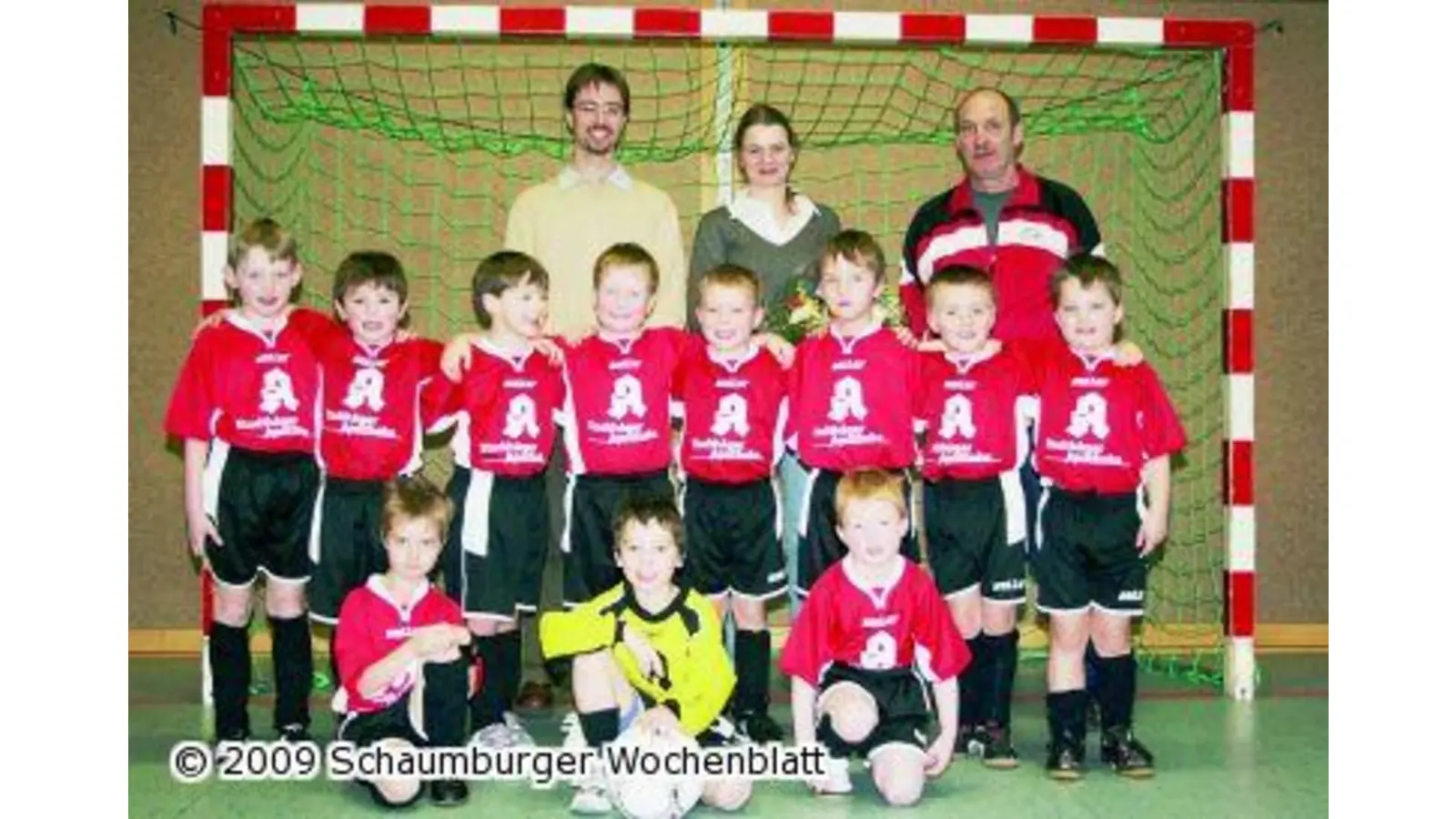 Nachwuchs-Kicker sind stolz auf neue Trikots (Foto: tt)