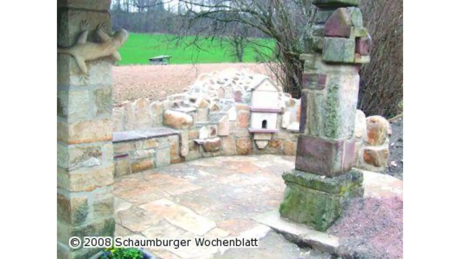 Dorfgemeinschaft baut eine Sandstein-Grotte (Foto: tt)