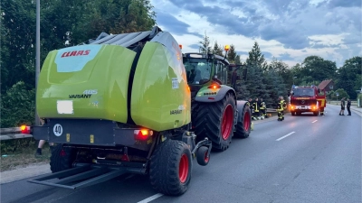 Liegengeblieben: Ein Traktorgespann in Blumenau.  (Foto: Feuerwehr)