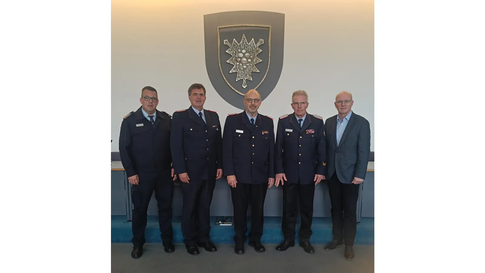 Landrat Jörg Farr (re.) und Klaus-Peter Grote (2. v. re.) gratulieren Benjamin Heine (v. li.), Marc-Henning Kommerein und Joachim Muth zur Wahl in ihre neuen Posten. (Foto: Kreisfeuerwehr)
