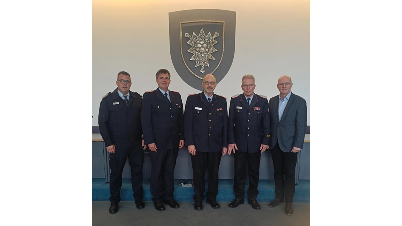 Landrat Jörg Farr (re.) und Klaus-Peter Grote (2. v. re.) gratulieren Benjamin Heine (v. li.), Marc-Henning Kommerein und Joachim Muth zur Wahl in ihre neuen Posten. (Foto: Kreisfeuerwehr)