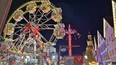 Bunte Lichter, rasante Fahrten, Messeleckereien und viel Spaß inmitten der Altstadt von Rinteln.  (Foto: ste)