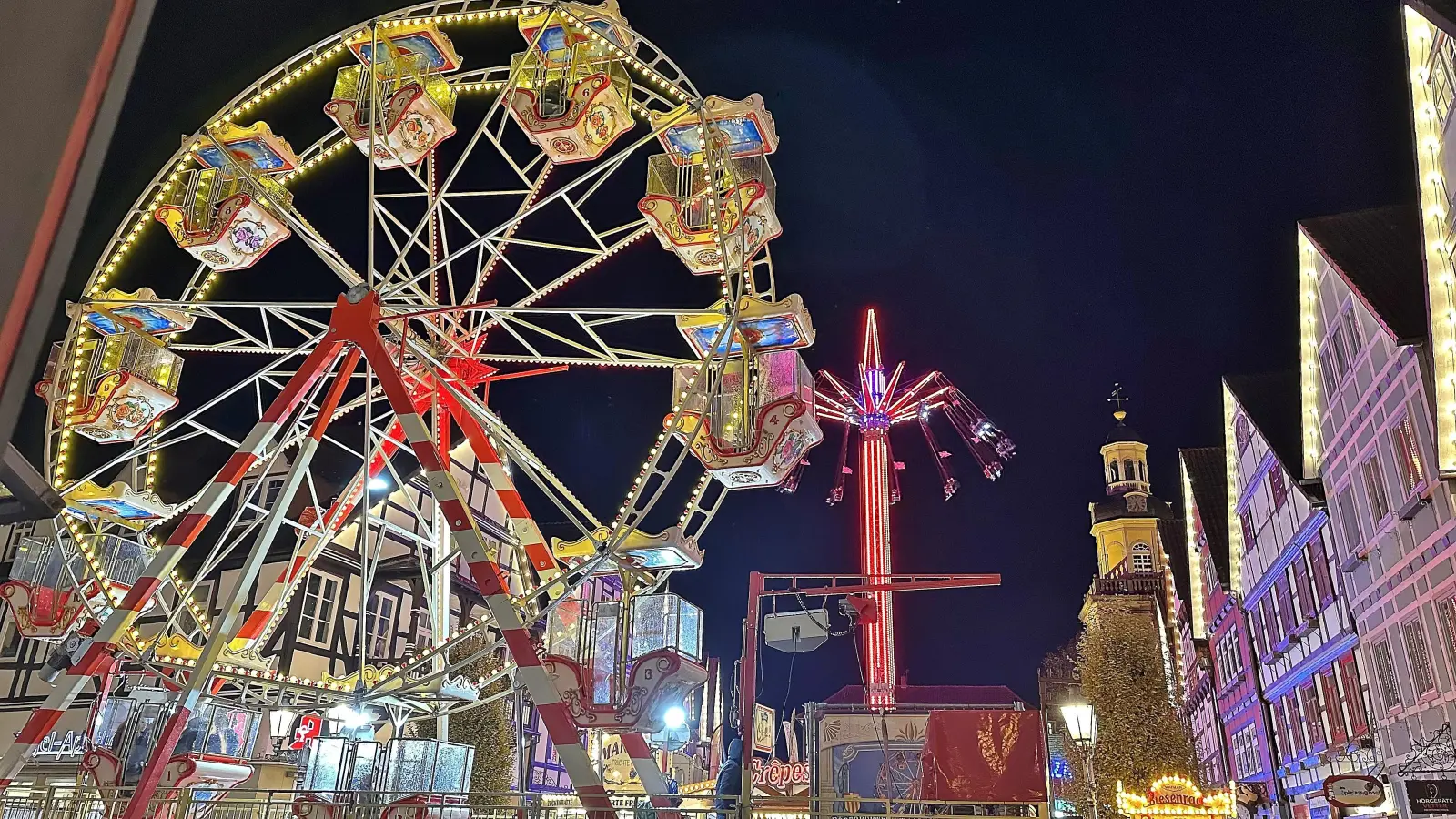 Bunte Lichter, rasante Fahrten, Messeleckereien und viel Spaß inmitten der Altstadt von Rinteln.  (Foto: ste)