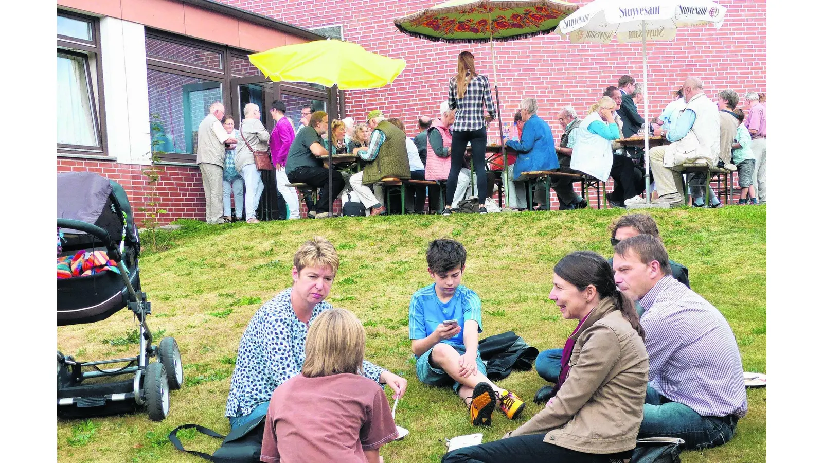 Gläubige bei Zaubershow und Kräuterquiz (Foto: red)