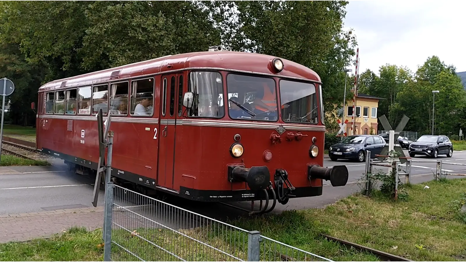 Ohne Steuerwagen ist die Rundumsicht des Motorfahrzeugs gewährleistet und der Schienenbus kann zu seinen letzten Fahrten aufbrechen. (Foto: privat)