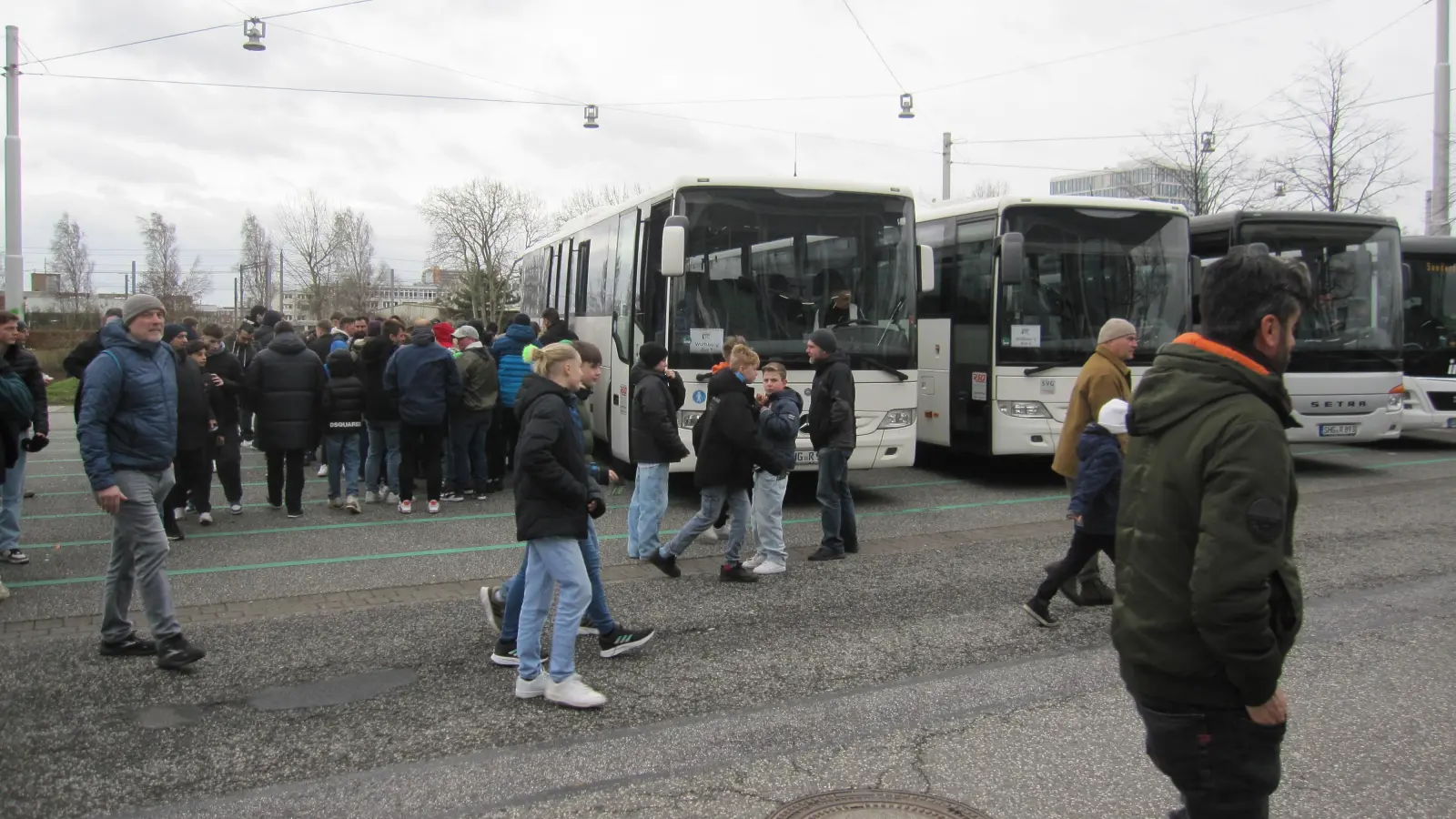  Ankunft der Jugendlichen am Wolfsburger Stadion. (Foto: privat)