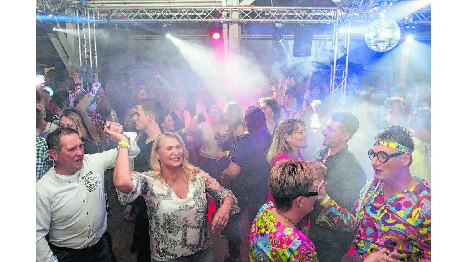 Schlager-Mix lässt die Stimmung überkochen (Foto: bb)