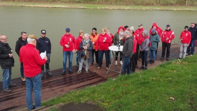 Mit guter Laune, trotz Graupelschauer, bei der Einweihung am Kanal. (Foto: privat)