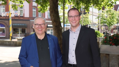 Mit Plan für die Innenstadt (v.li.): Thomas Silbermann und Martin Ehlerding. (Foto: tau)