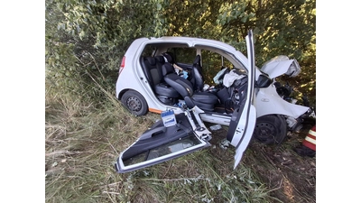 Der zerstörte Hyuandai i10 neben der A2. (Foto: red)