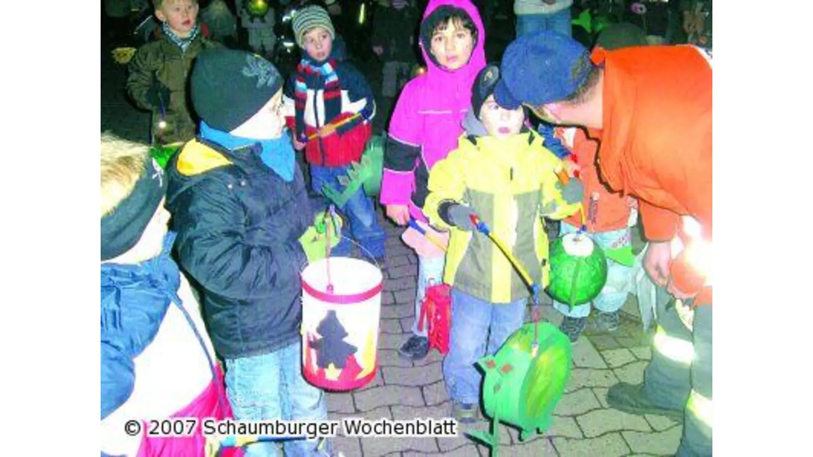 Herbstzauber und Lichterglanz Hagelschauer begleitet Kinder beim Umzug des Samtgemeindekindergartens (Foto: red)