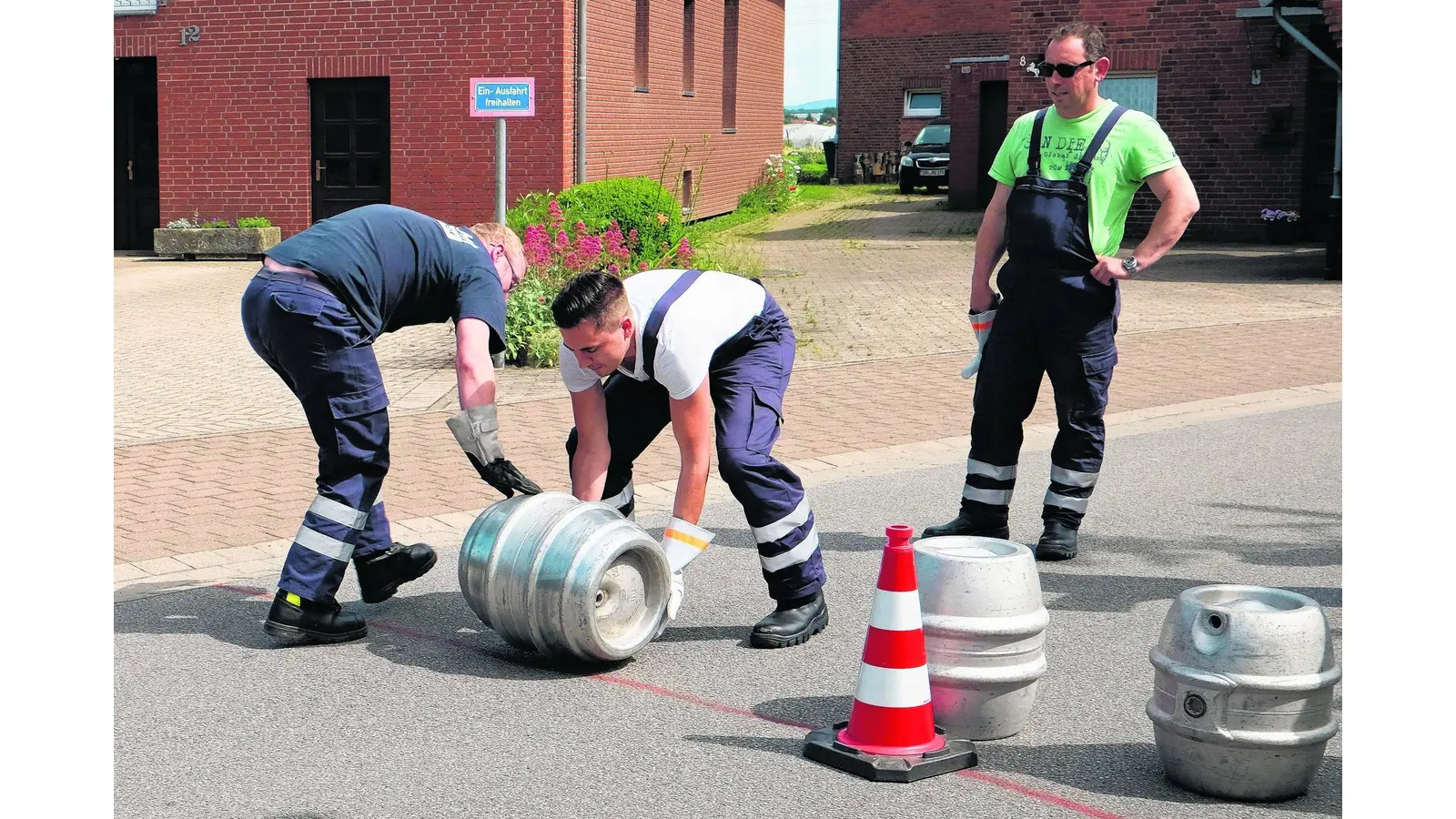 In Helsinghausen rollen Bierfässer über die Straße (Foto: jl)