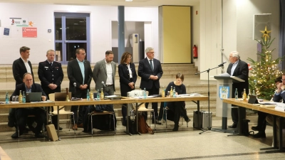 Sind mit der Ehrennadel des Landes Niedersachsen ausgezeichnet worden (v.li.): Alexander Stockum, Martin Ohlendorf, Markus Saars, Alexander Wollny, Wiebke Nickel und Carsten Piellusch. (Foto: gi)