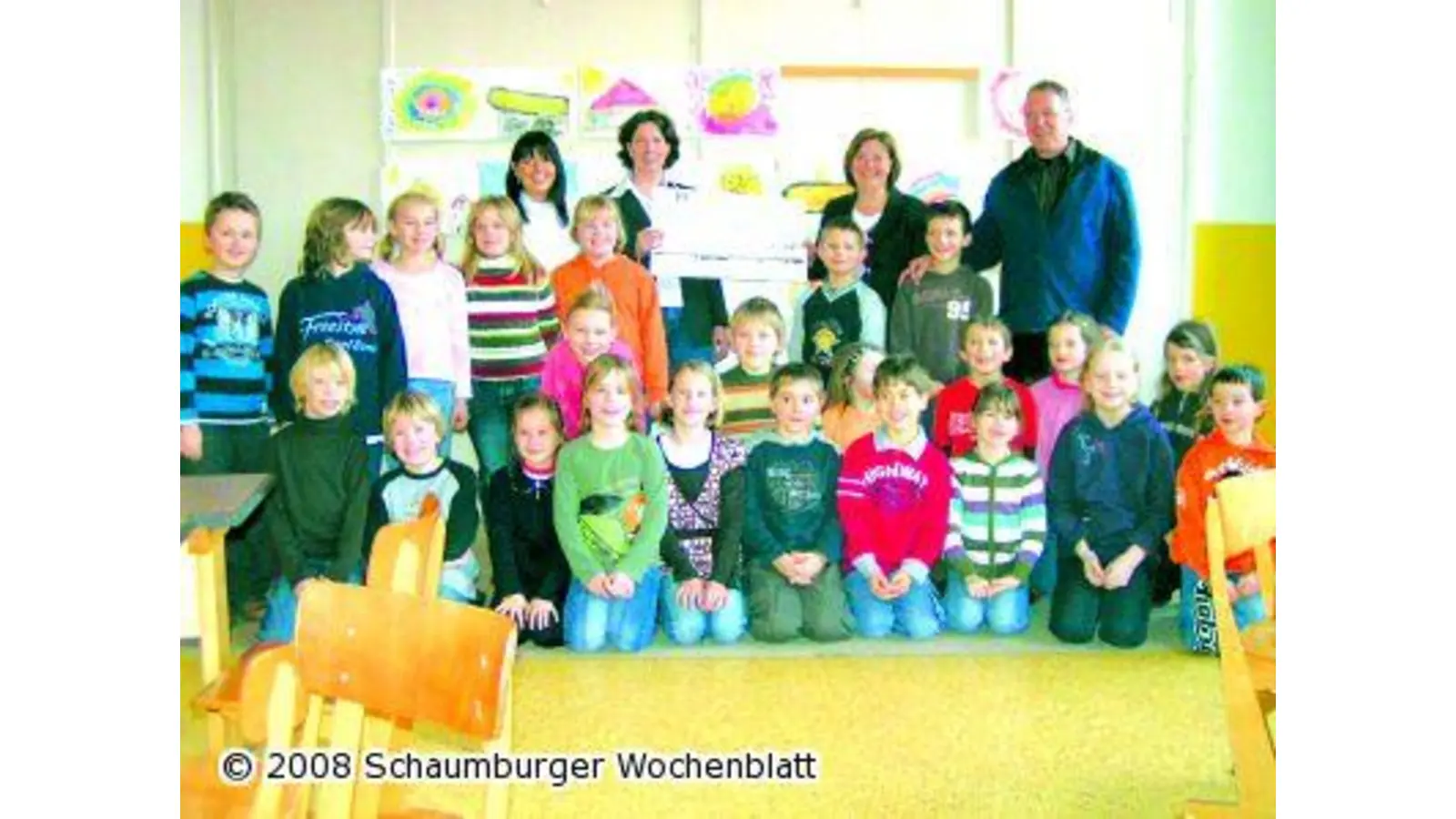 Volksbank-Spende für Schulküche (Foto: red)