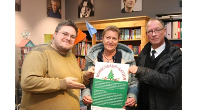 Lars Pasucha sowie Bianca und Markus Strecker hoffen auch in diesem Jahr auf viele Unterstützer bei der Wunschbaumaktion.  (Foto: archiv bb)