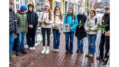 Die Schüler halten jeweils einzelne Gedenkzeremonien an den Stolpersteinen.  (Foto: Peter Meyer)