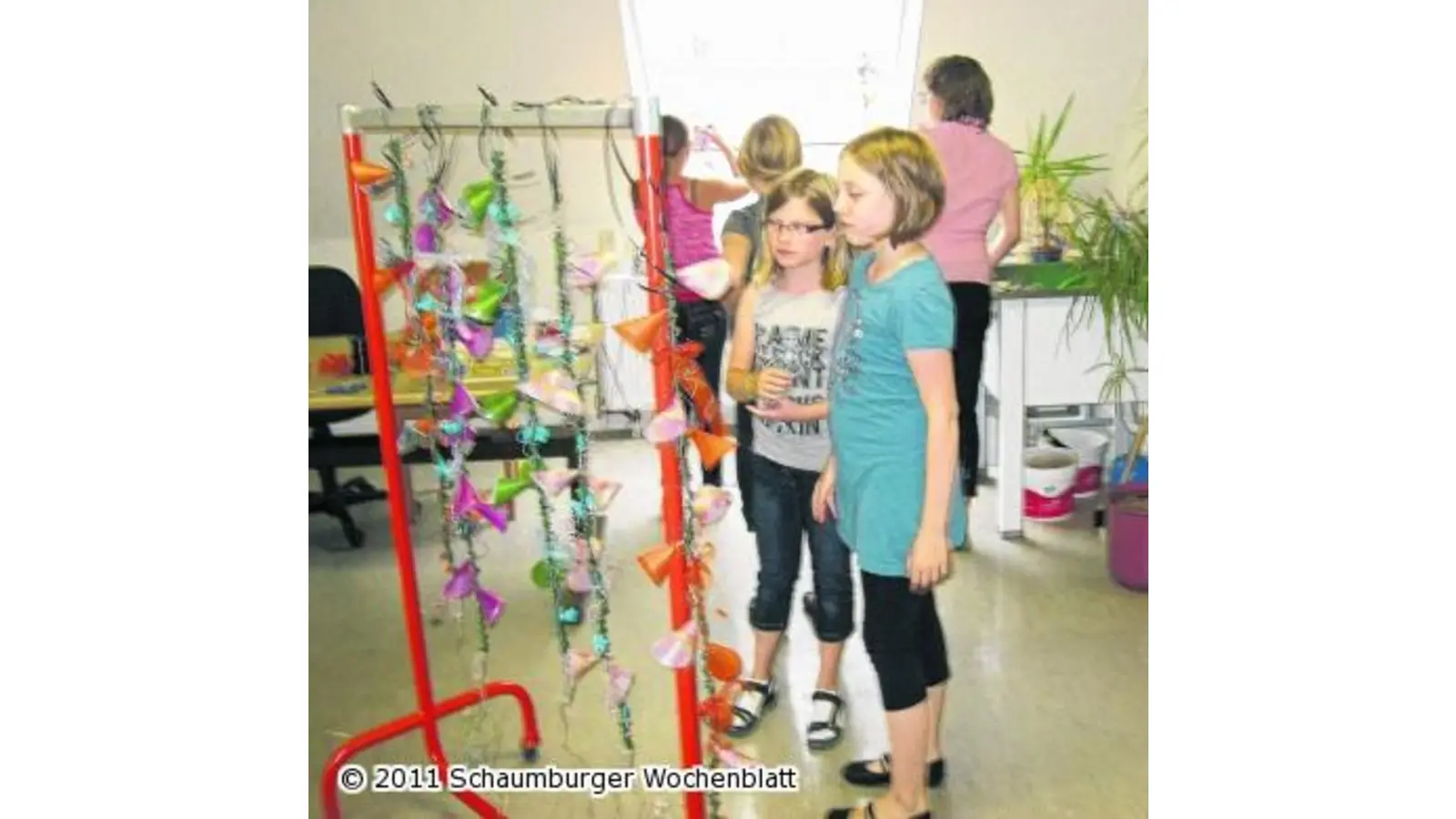 Kinder basteln Lichterketten (Foto: red)