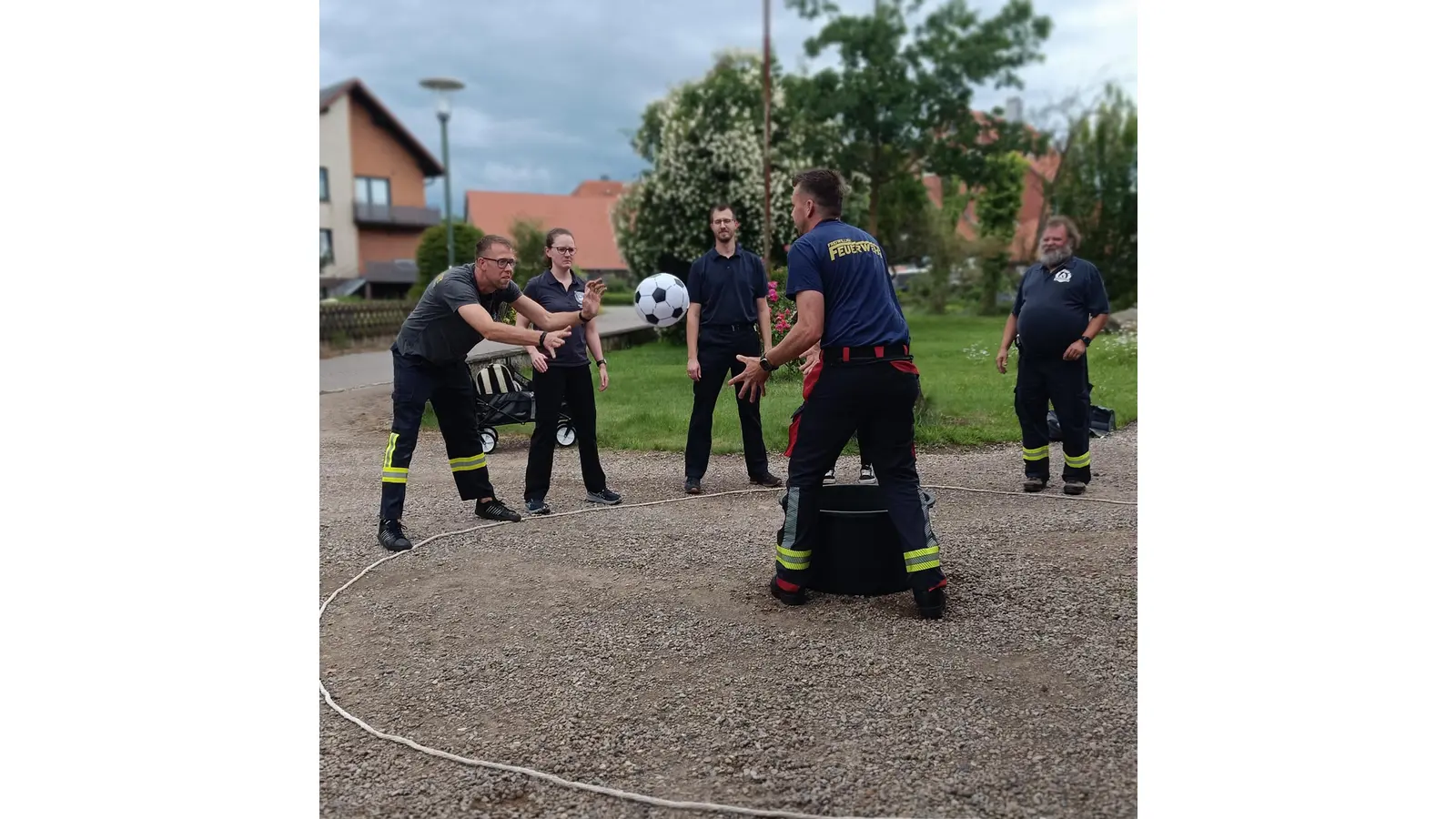 Auf dem Rundweg durch das Dorf warteten an fünf Stationen knifflige Herausforderungen auf die Teilnehmer.  (Foto: red)