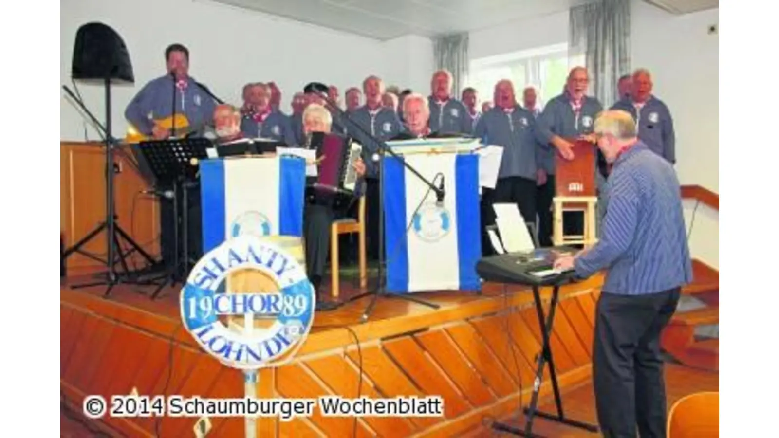 Matjesfans schunkeln mit dem Shanty-Chor (Foto: jl)