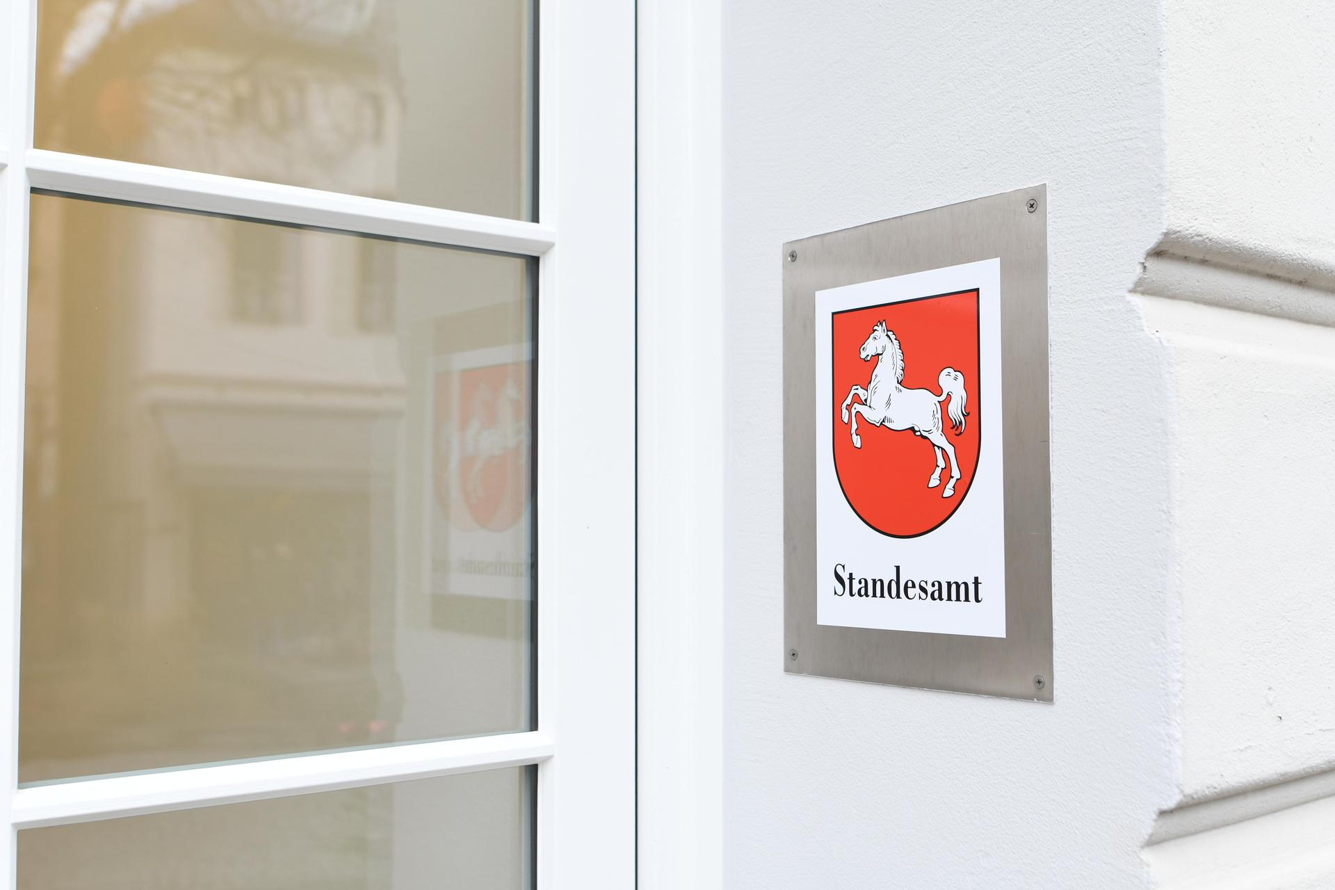 Am 13.12. wurde das neue Bürgerbüro im Stadthaus III (ehemals Commerzbank) eingeweiht. Aktuell weist nur das Schild „Standesamt” auf den Sitz hin, weitere folgen.  (Foto: nd)