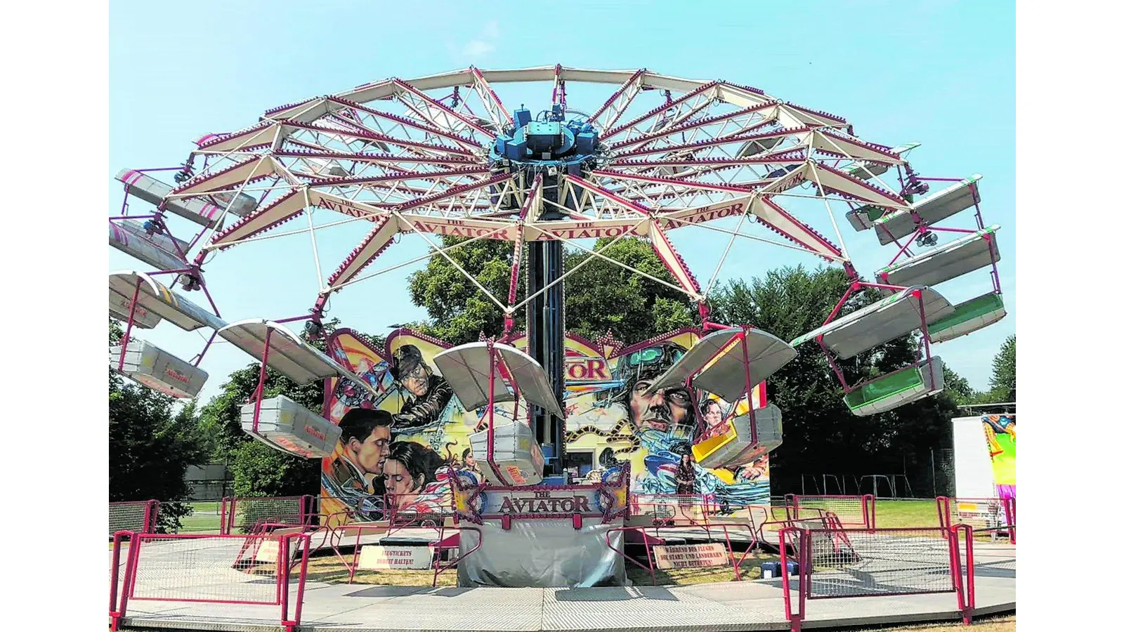 Kirmes vor der Eishalle (Foto: al)