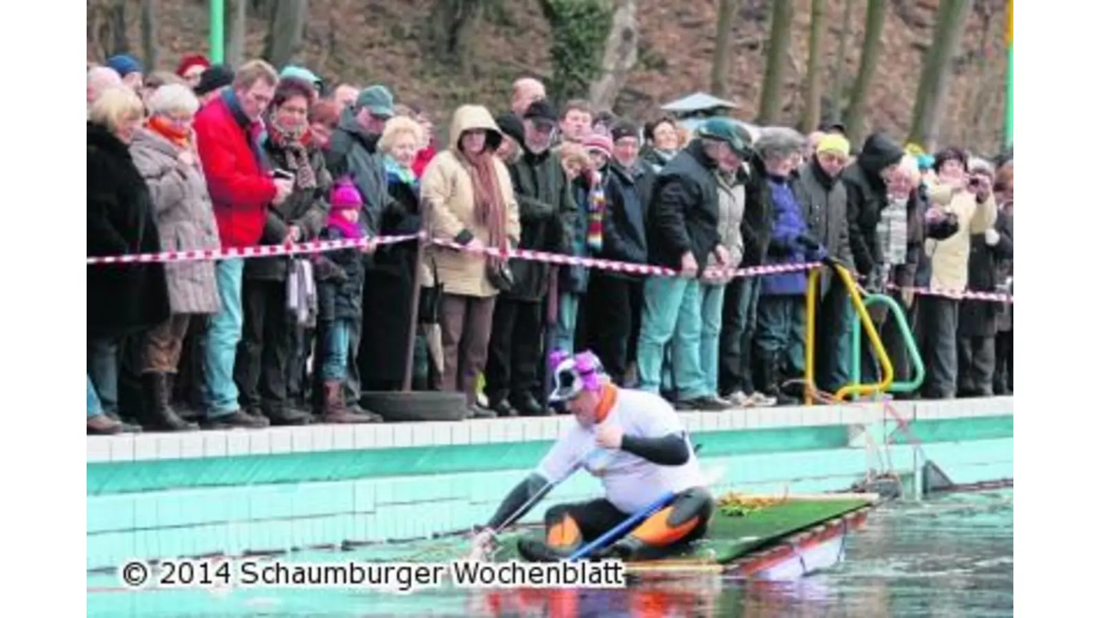 Surfbrett-Fahrt über das Schwimmerbecken (Foto: red)