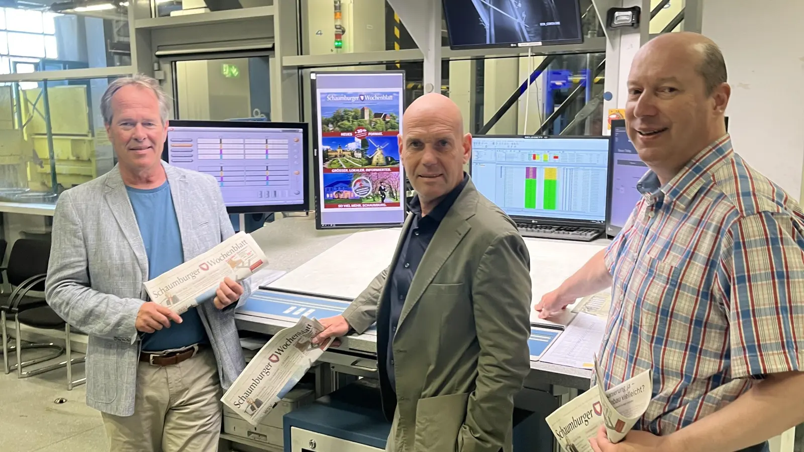 Los geht es mit dem Druck in Rodenberg. Verlagsleiter Kai Linnemann, Geschäftsführer André Schäffer und Chef vom Dienst Dirk Sassmann. (Foto: nd)