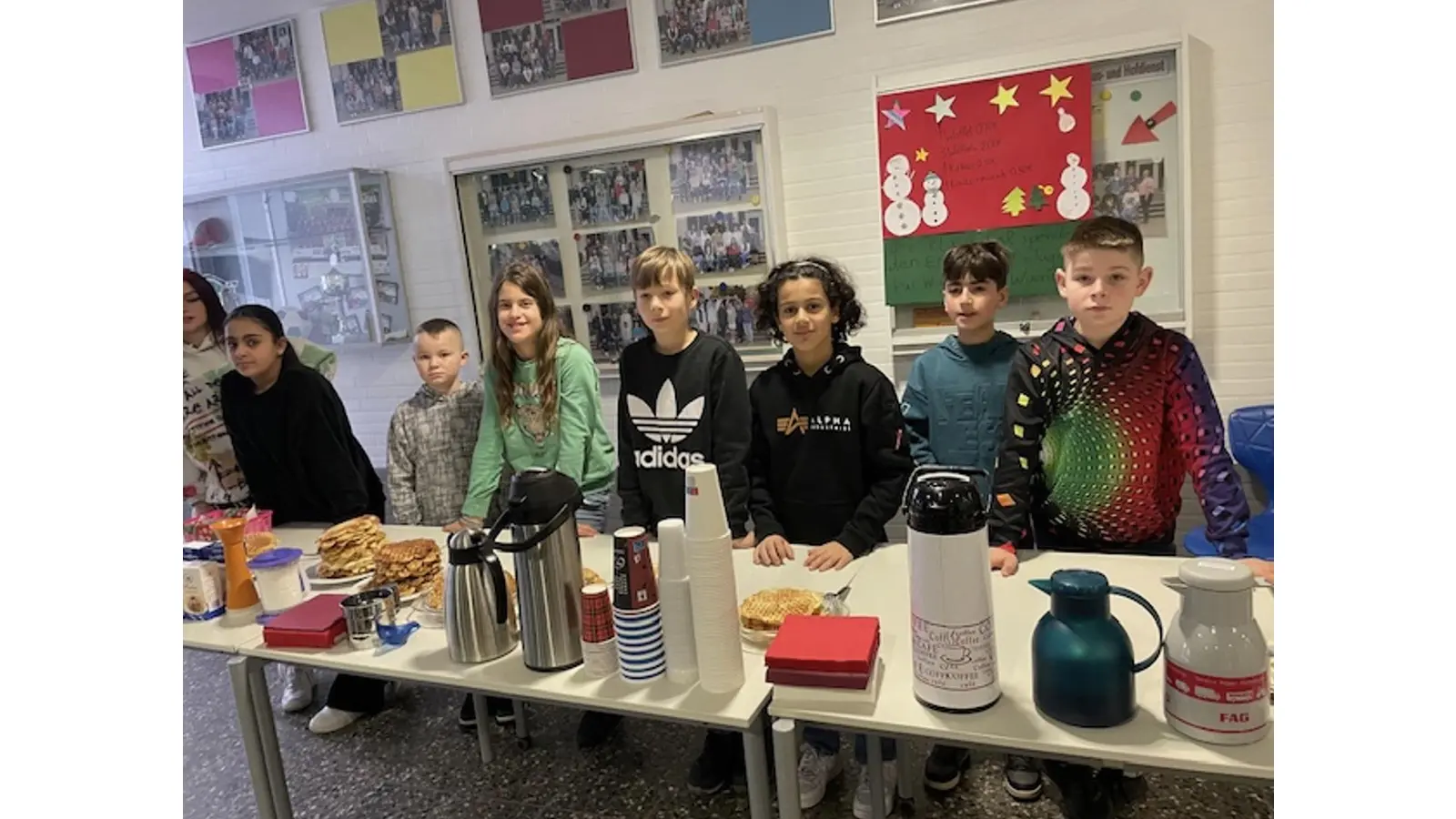 Haben Waffeln gebacken und verkauft: Die Schüler der Klasse 5aR. (Foto: privat)