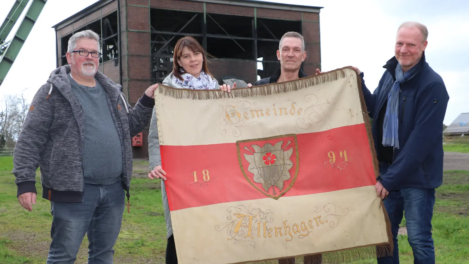 Vom Vorsitzenden des Bergmannvereins Glück Auf Hagenburg, Michael Heinrich (v.li.) holen Heike Schweer, Ingo Jung und Dieter Eidtmann die Altenhagen-Fahne ab.  (Foto: gi)