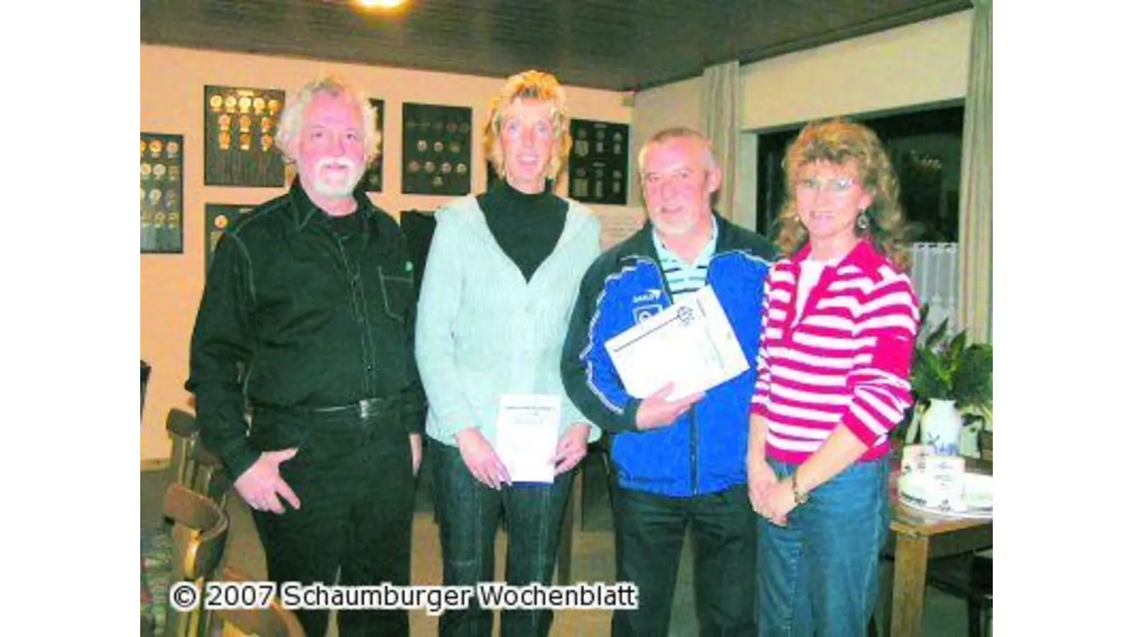 Urkunden für die Vereinsmeister (Foto: red)