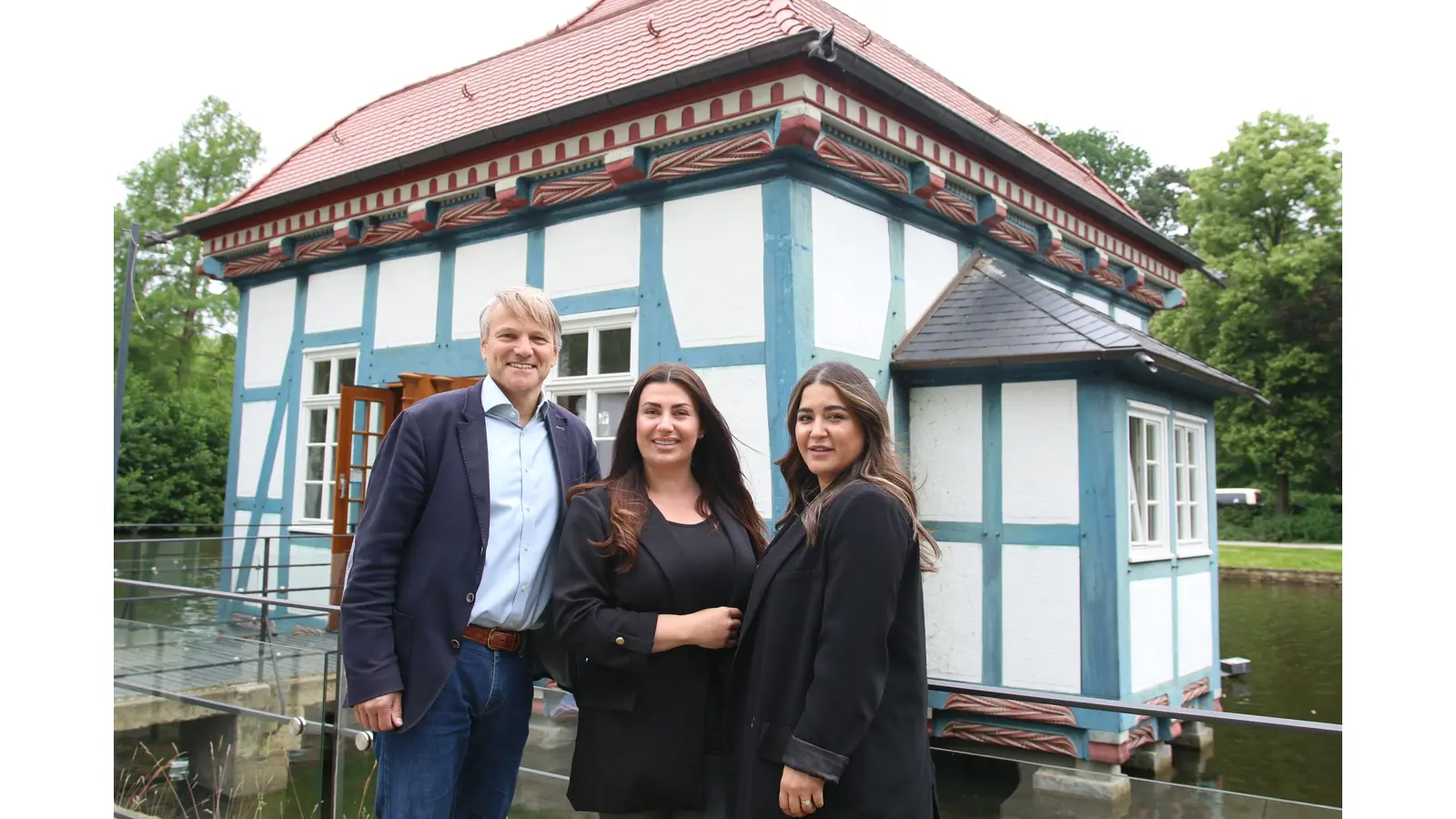 Bürgermeister Oliver Theiß, Antigona Duygu und Gülsan Balende-Duygu (re.) blicken der Wiederöffnung des Schlossgarten-Cafés entgegen. (Foto: bb)