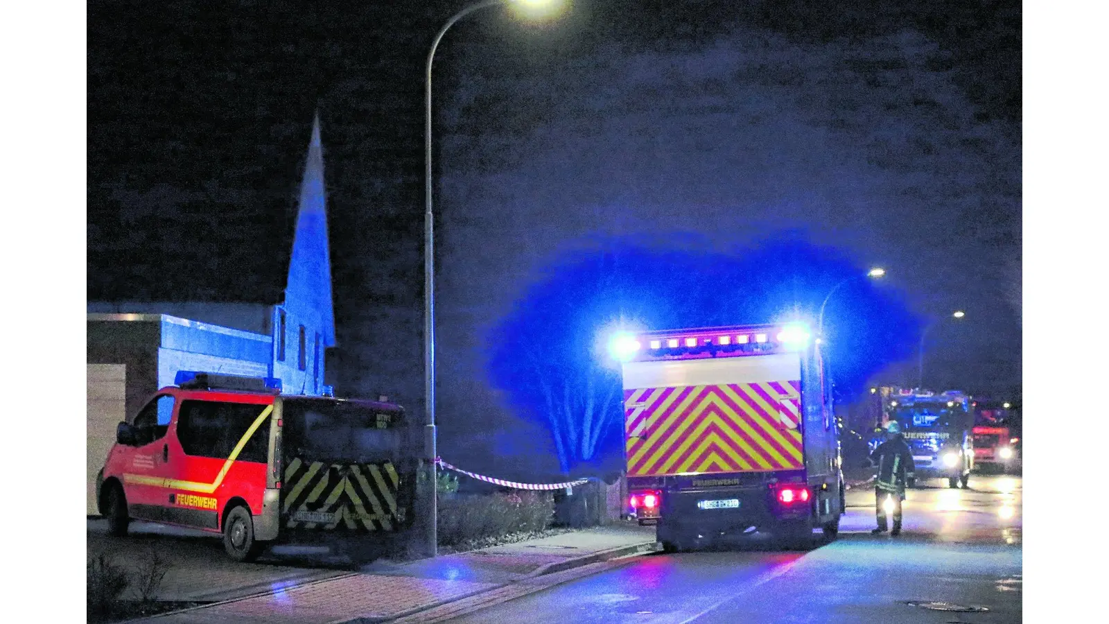 Feuerwehr löscht Brand an Gebäude (Foto: bb)