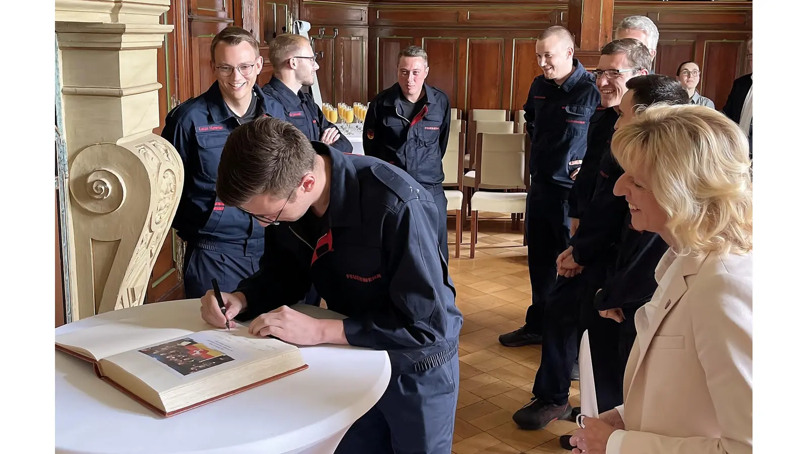 Die A1-Herrenmannschaft der Feuerwehr Möllenbeck trägt sich als Deutscher Meister ins Goldene Buch der Stadt ein. (Foto: privat)
