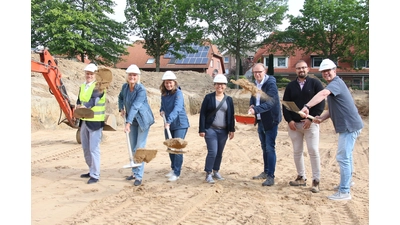 Bürgermeister Oliver Theiß, Schulleiterin Petra Ammon, Architektin Myriam König, Bauamtsleiterin Daniela Catalán, Jörg Remus vom Bauamt, Ilian Trifonov vom Bauunternehmen TK-Bau und Markus Peters, stellvertretender Schulleiter, setzen den ersten Spatenstich für den Anbau an der Grundschule am Sonnenbrink.  (Foto: Borchers, Bastian)