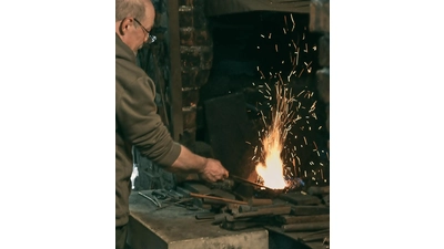 Die Schmiedegruppe präsentiert ihre handwerkliche Kunst. (Foto: Christoph Ehleben)