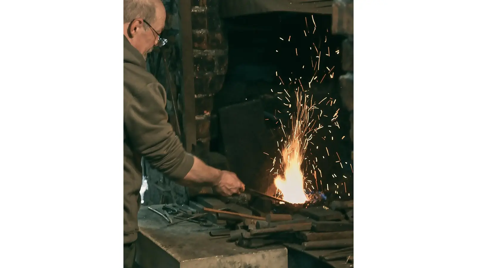 Die Schmiedegruppe präsentiert ihre handwerkliche Kunst. (Foto: Christoph Ehleben)